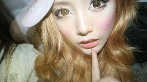 Юная кореянка два года не смывала макияж Юная кореянка два года не смывала макияж