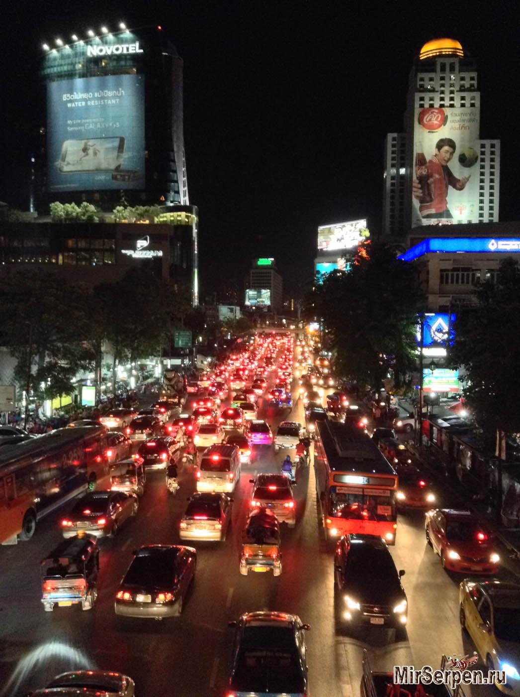 Сложные отношения пешеходов и водителей на тайских улицах