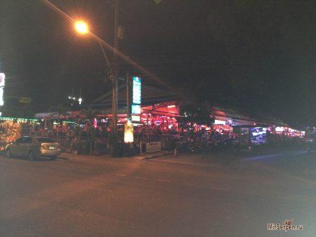 Торговая подача на улицах Паттайи: браслеты, женщины и черепахи