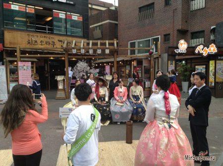 Кореянки в ханбоках на улицах Сеула Кореянки в ханбоках на улицах Сеула