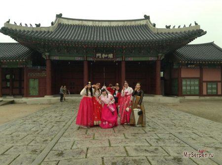 Кореянки в ханбоках на улицах Сеула Кореянки в ханбоках на улицах Сеула