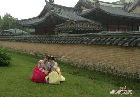 Кореянки в ханбоках на улицах Сеула Кореянки в ханбоках на улицах Сеула