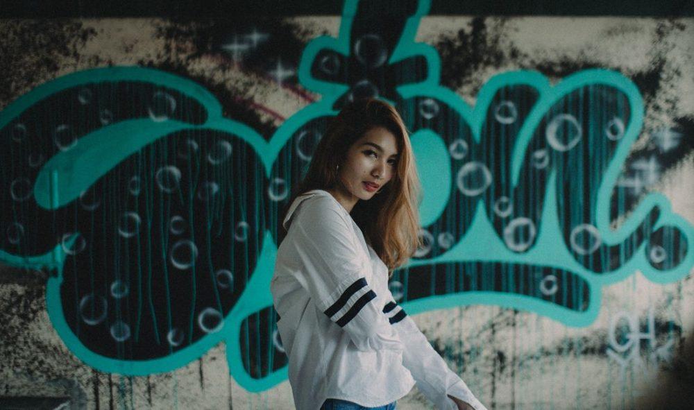 Удивляет азиаток при общении с нами