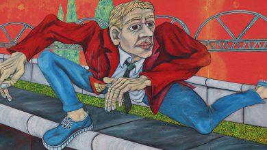 Давно уехал в другую страну, но упорно ругает Родину