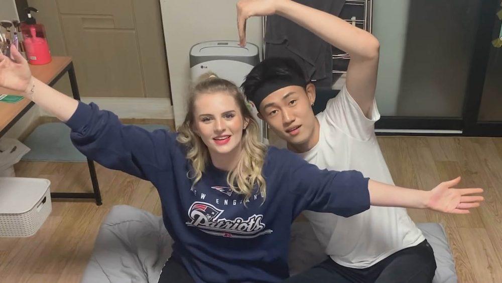 Кореец и его британская подруга показывают опасную йогу