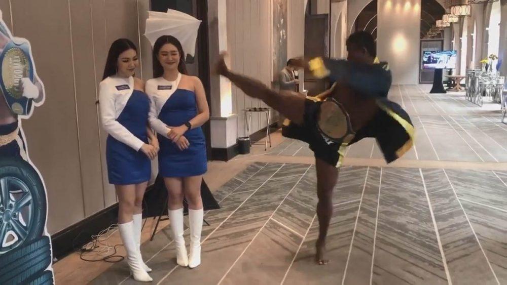 Чемпион мира по муай-тай прикалывается над девчонками Чемпион мира по муай-тай прикалывается над девчонками