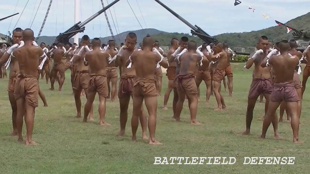 Тайская морская пехота демонстрирует навыки муай-тай Тайская морская пехота демонстрирует навыки муай-тай