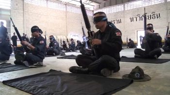 Тайские военные тренируются в сборке оружия Тайские военные тренируются в сборке оружия