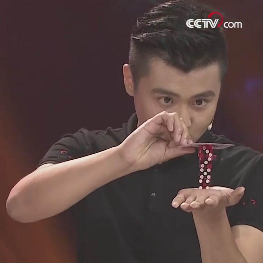 Китаец показывает фокусы с игральными костями Китаец показывает фокусы с игральными костями