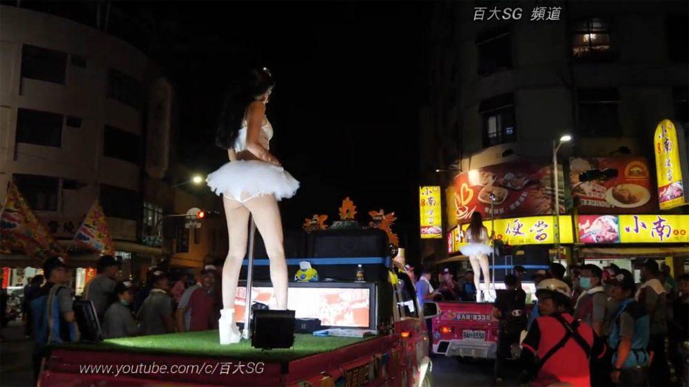 Go-go танцовщицы на Тайване на Новый год Go-go танцовщицы на Тайване на Новый год