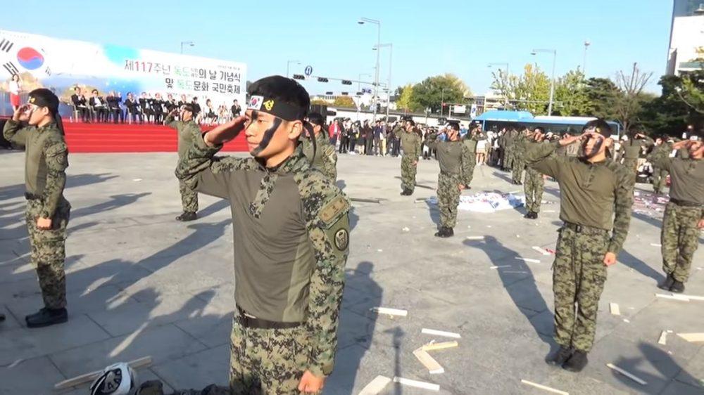 Показательные выступления южнокорейских десантников Показательные выступления южнокорейских десантников