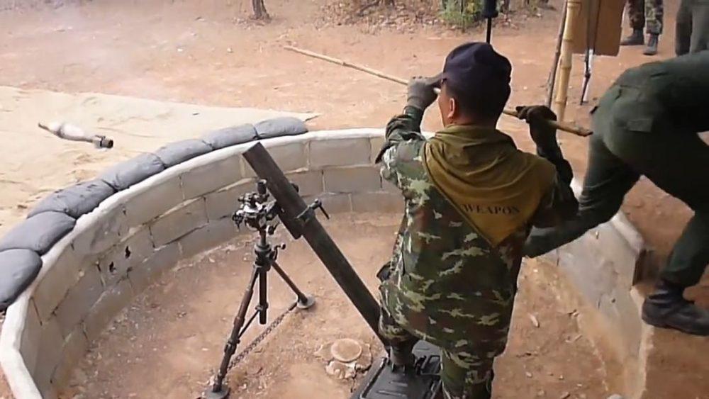 Тайцы учатся стрелять из миномета