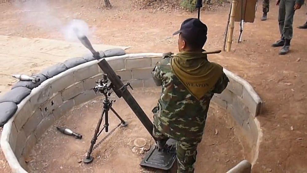 Тайцы учатся стрелять из миномета