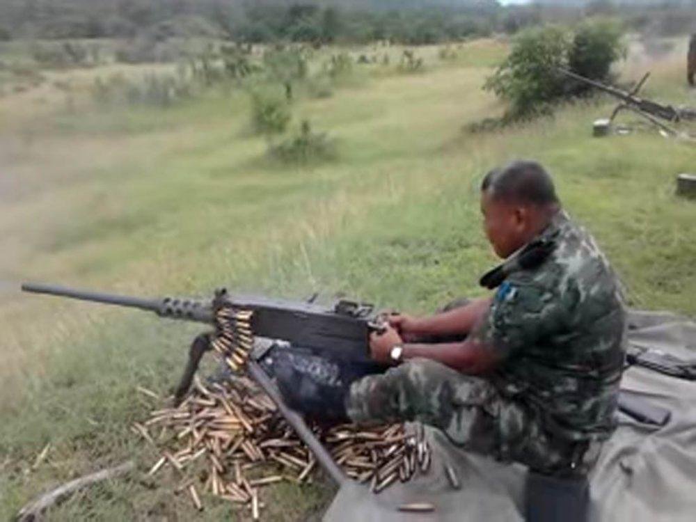 Тайцы стреляют из крупнокалиберного пулемета