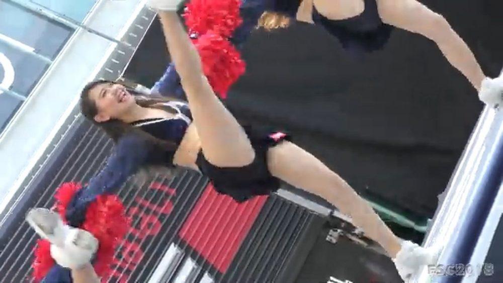 Заводной танец японских чирлидерш Заводной танец японских чирлидерш