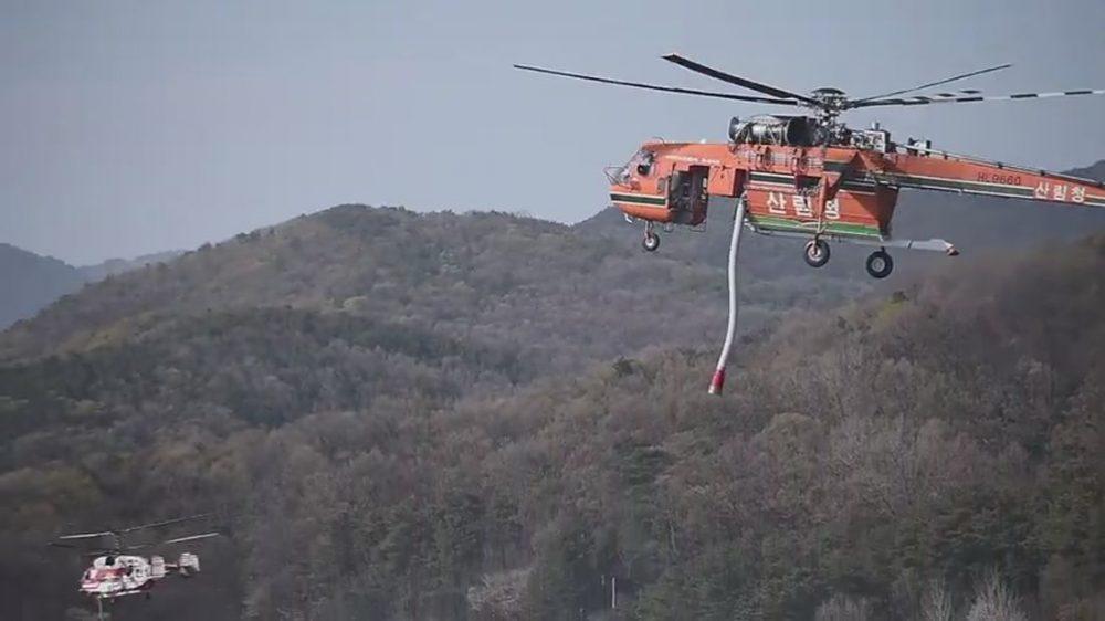 Пожарные вертолеты на лесном пожаре в Корее