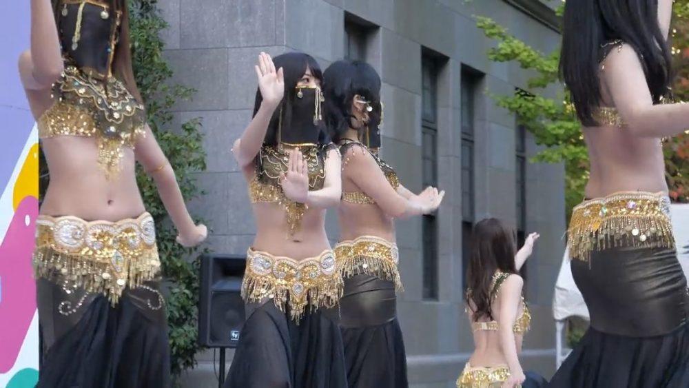 Японки танцуют танец живота на Waseda festival 2019