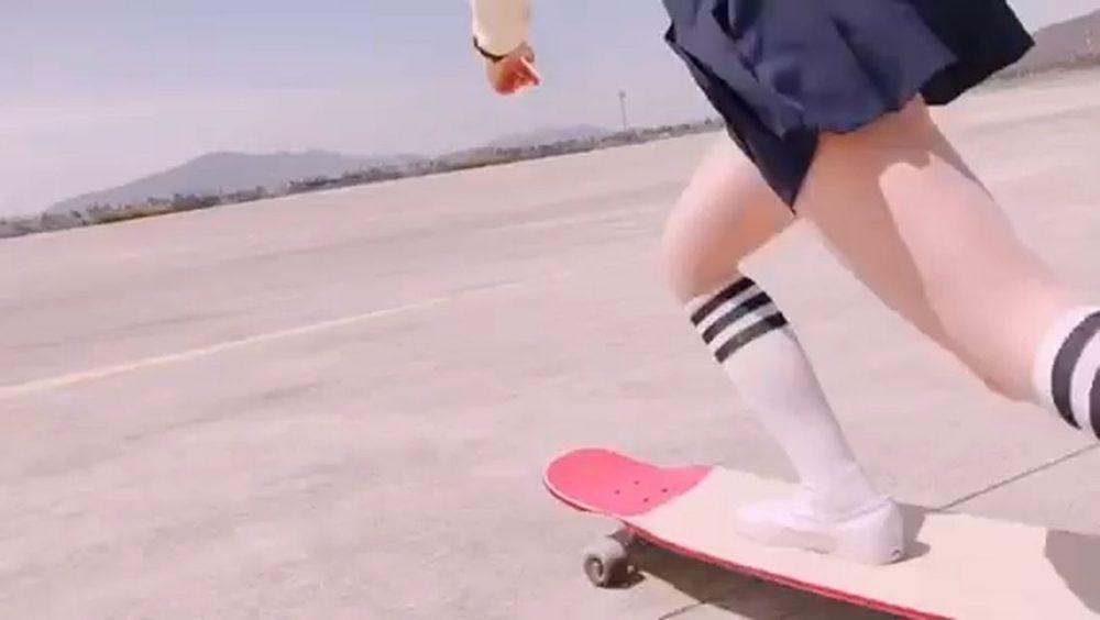 Кореянка катается на лонгборде Кореянка катается на лонгборде