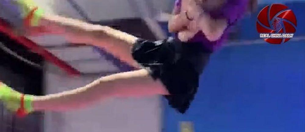 Китаянки развлекаются в батутном парке Китаянки развлекаются в батутном парке