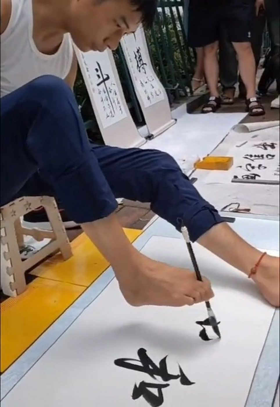 Безрукий художник из Китая