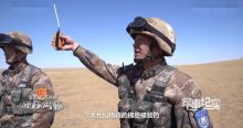 Китайские военные бросают взрывчатку