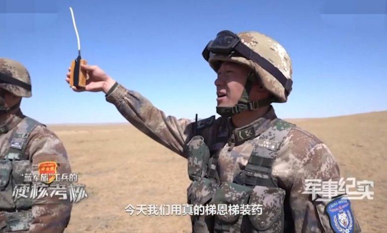 Китайские военные бросают взрывчатку