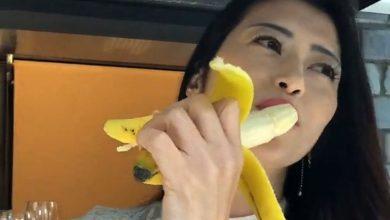 Японка тренируется на банане