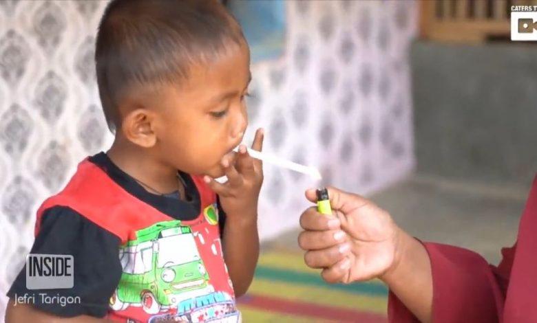 Ребенок из Индонезии выкуривает 2 пачки сигарет в день