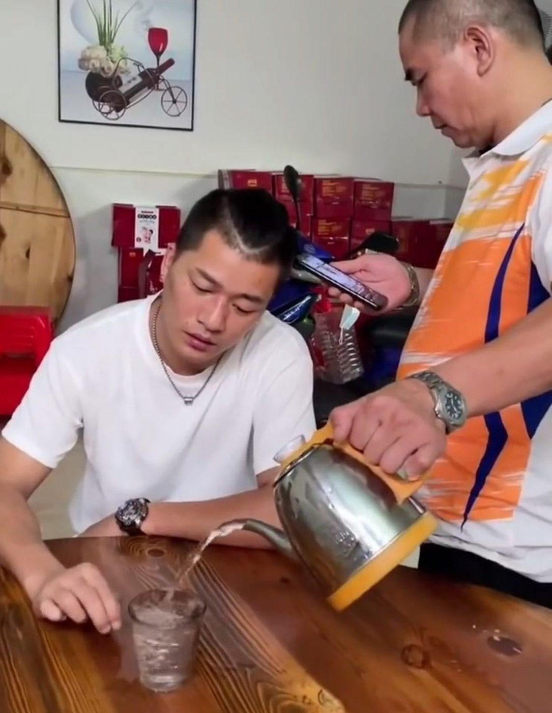 Рассеянный китайский официант