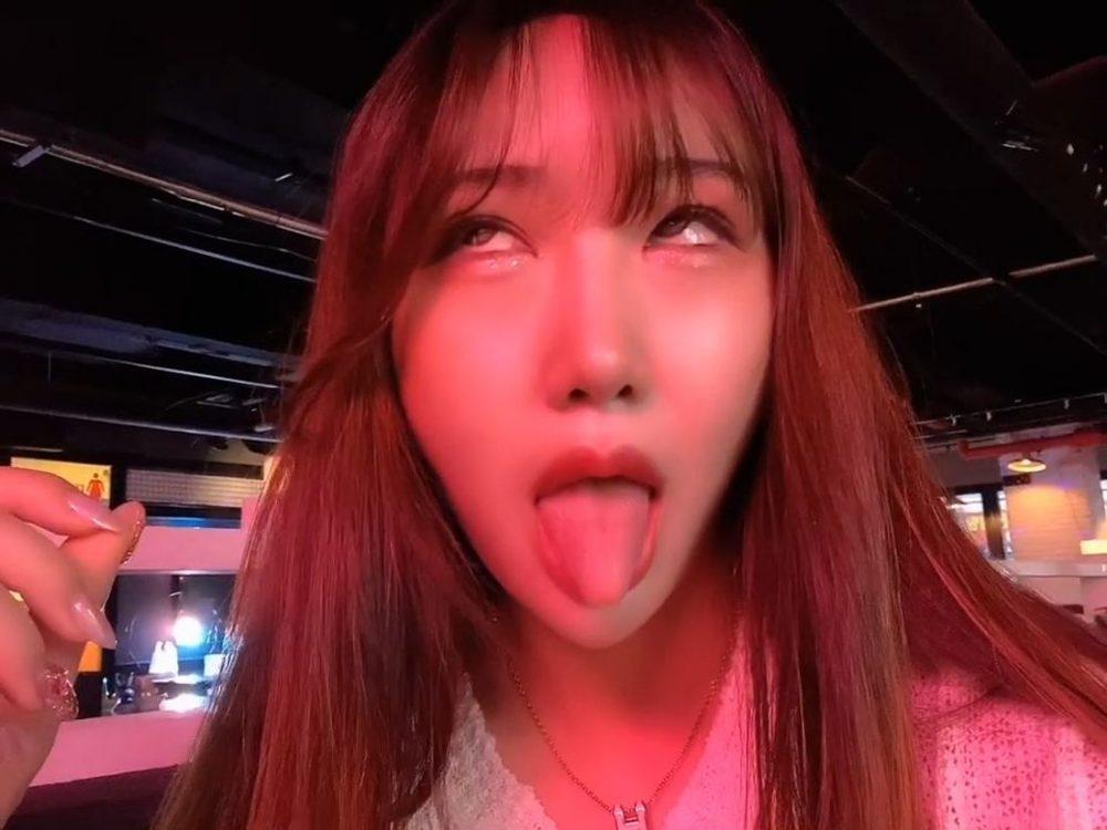 Кореянки строят рожицы Кореянки строят рожицы