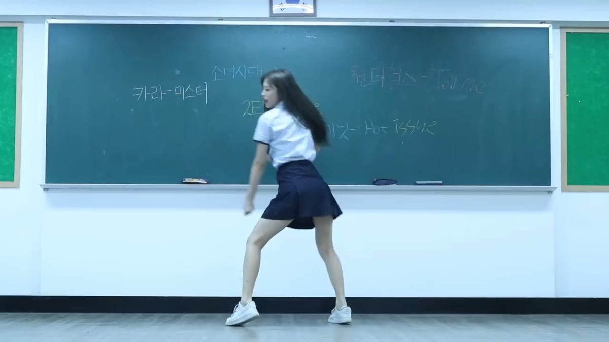 Корейская студентка танцует