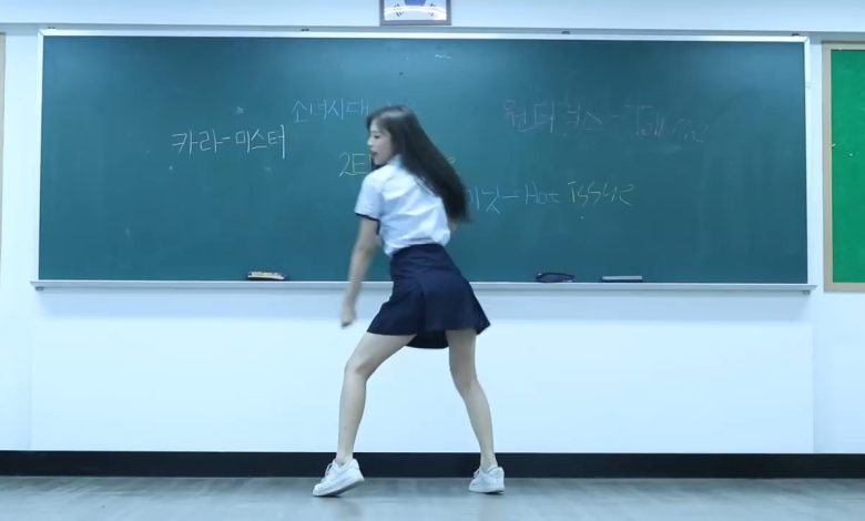 Корейская студентка танцует
