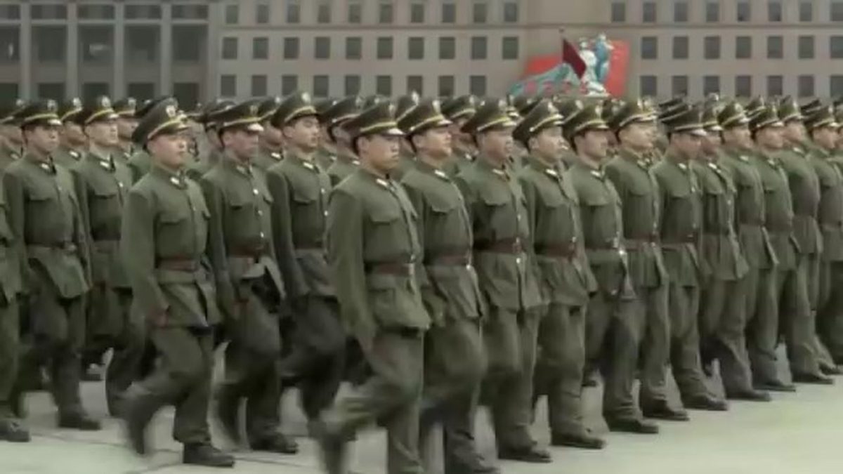 С этим парадом в Северной Корее что-то не то