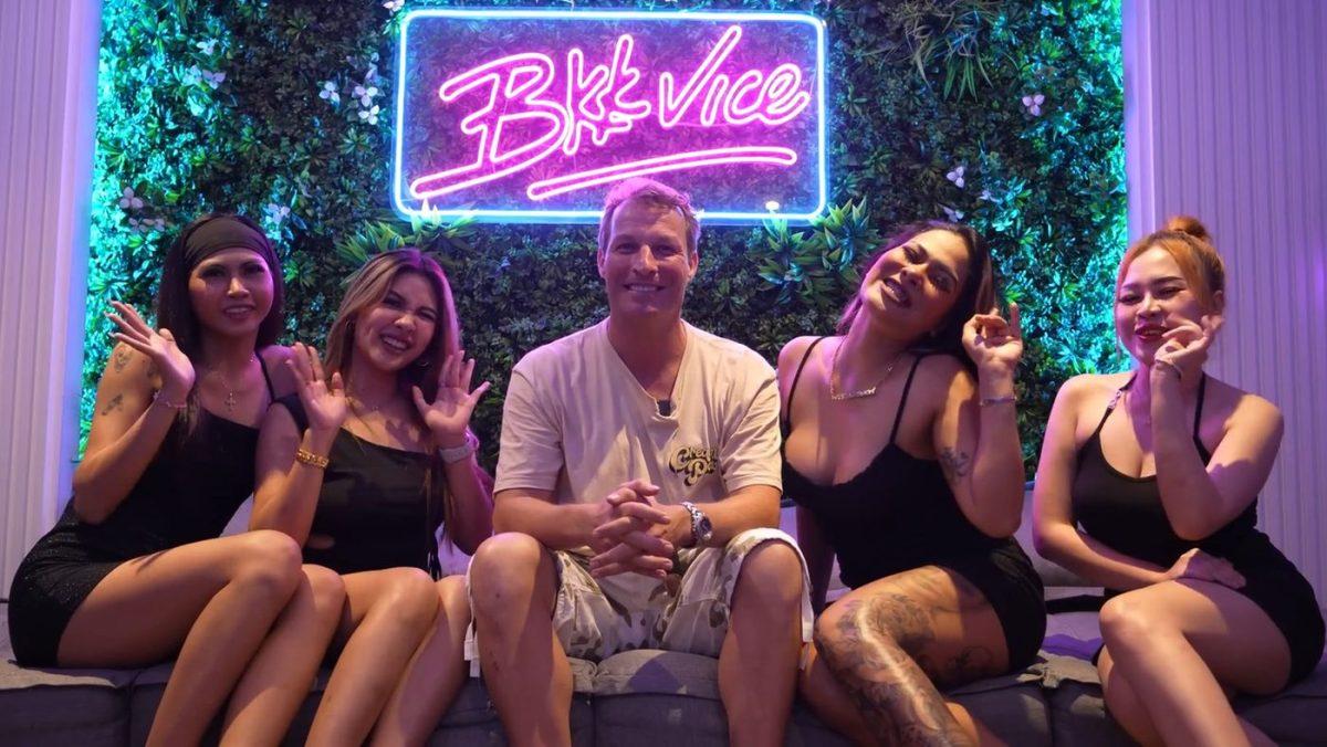 Внутри тайского массажного салона в Бангкоке Внутри тайского массажного салона в Бангкоке