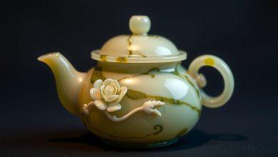 Корейский мастер работает с нефритом